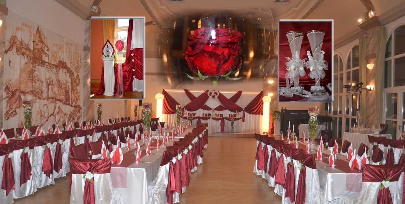 Festsaal mit langen Tafeln und Stuhlschleifen in Bordeaux-Rot
