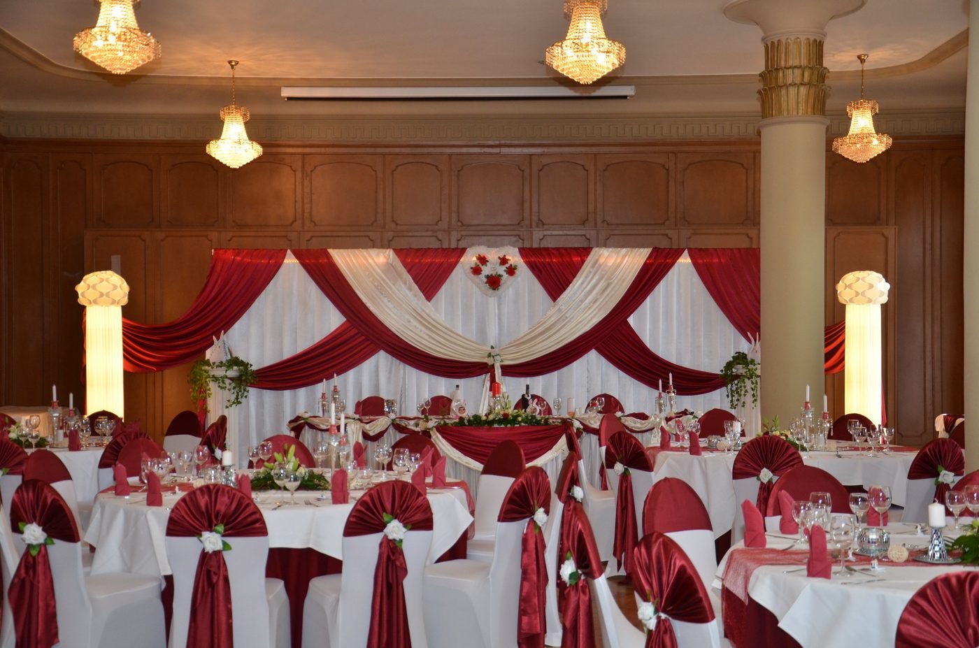 Ballsaal mit Hochzeitsdekoration in Bordeaux – runde Tische und Backdrop