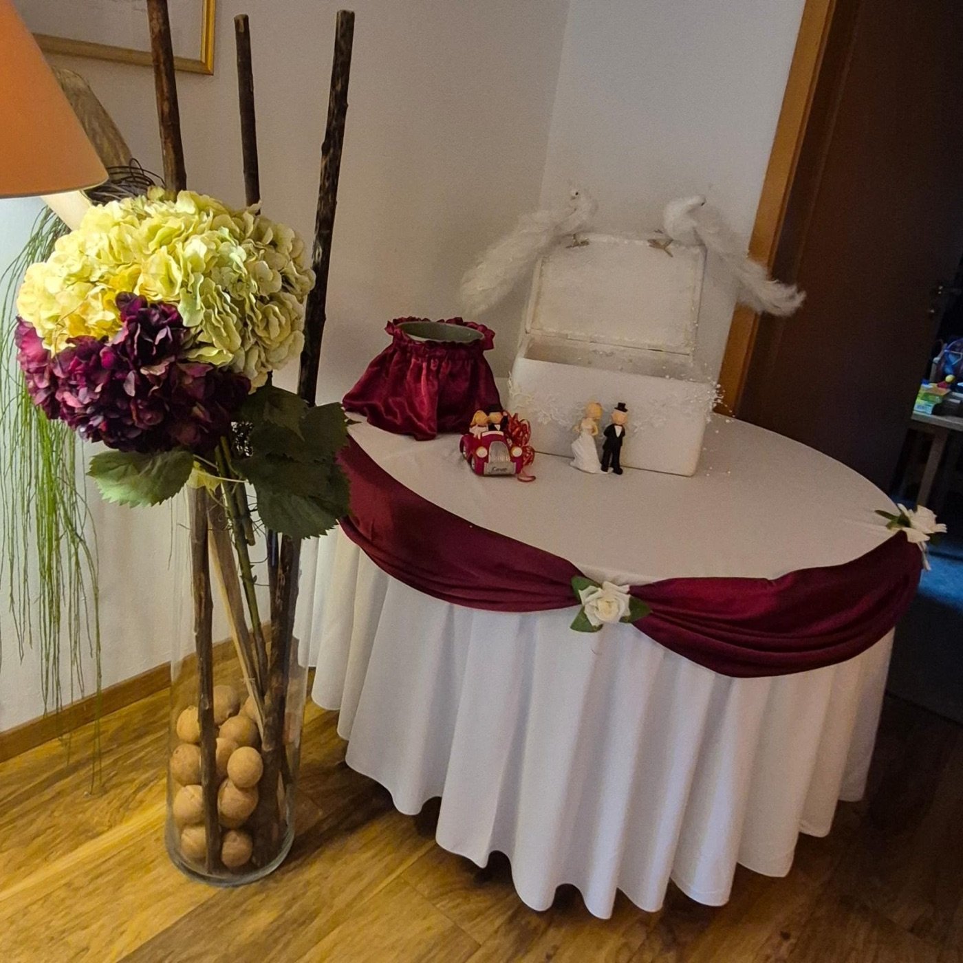 Geschenktisch mit Bordeaux-Drapierung und hoher Hortensien-Vase