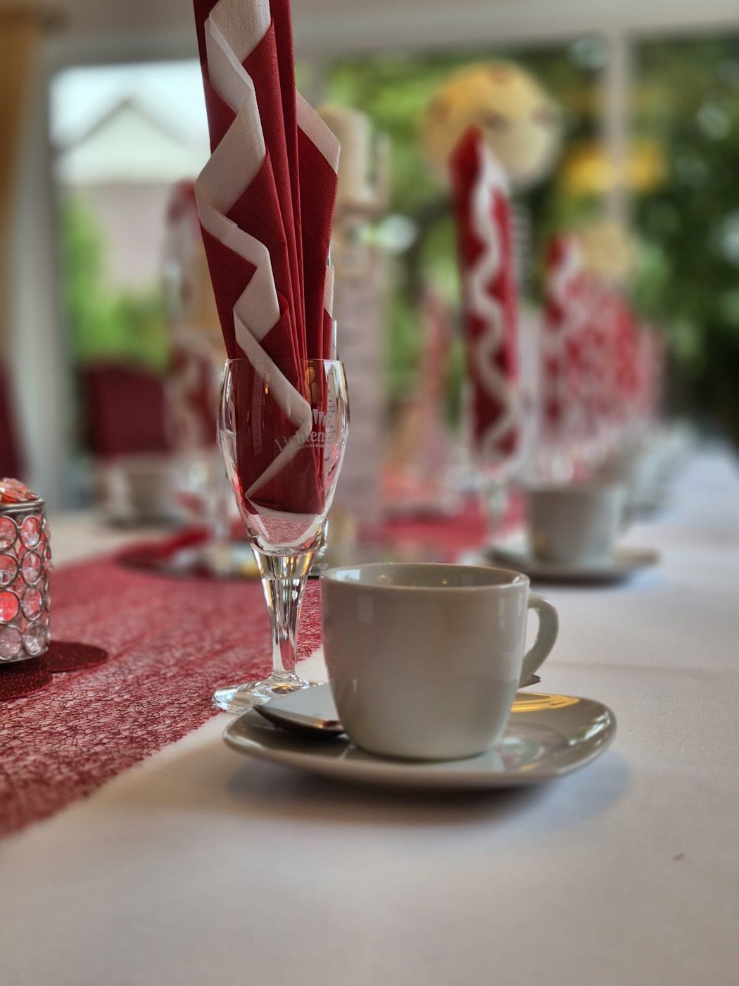 Rot-weiße Serviettendeko mit Läufer auf der Kaffeetafel
