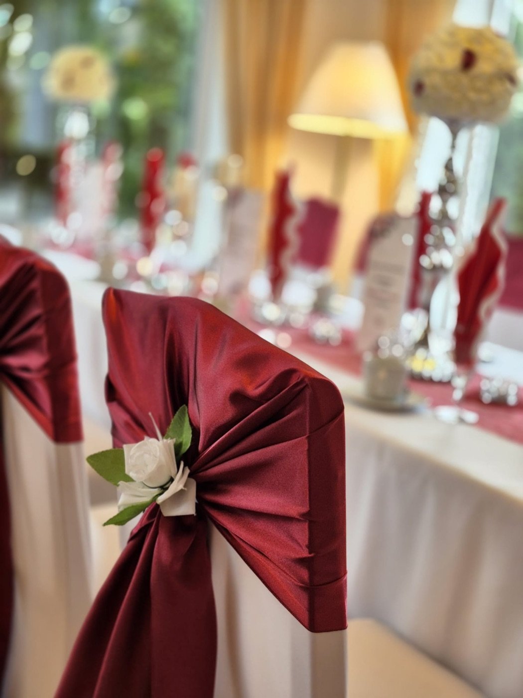 Stuhlschleife aus Bordeaux-Satin mit weißer Rose