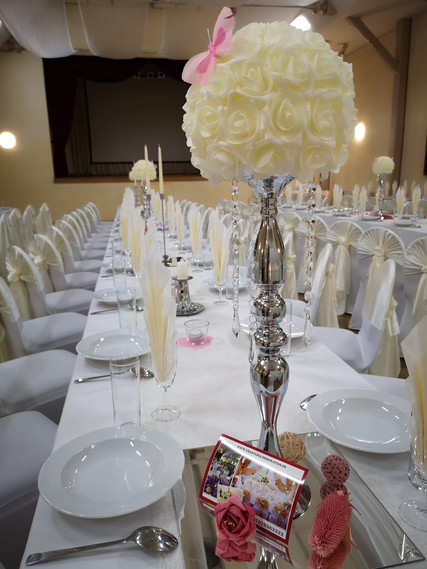 Blumenständer mit Rosenkugeln mieten für die Festtafel