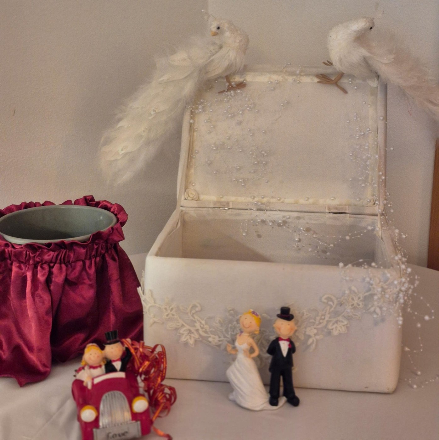 Kartenbox mit Tauben und Brautpaar-Figuren auf dem Geschenktisch