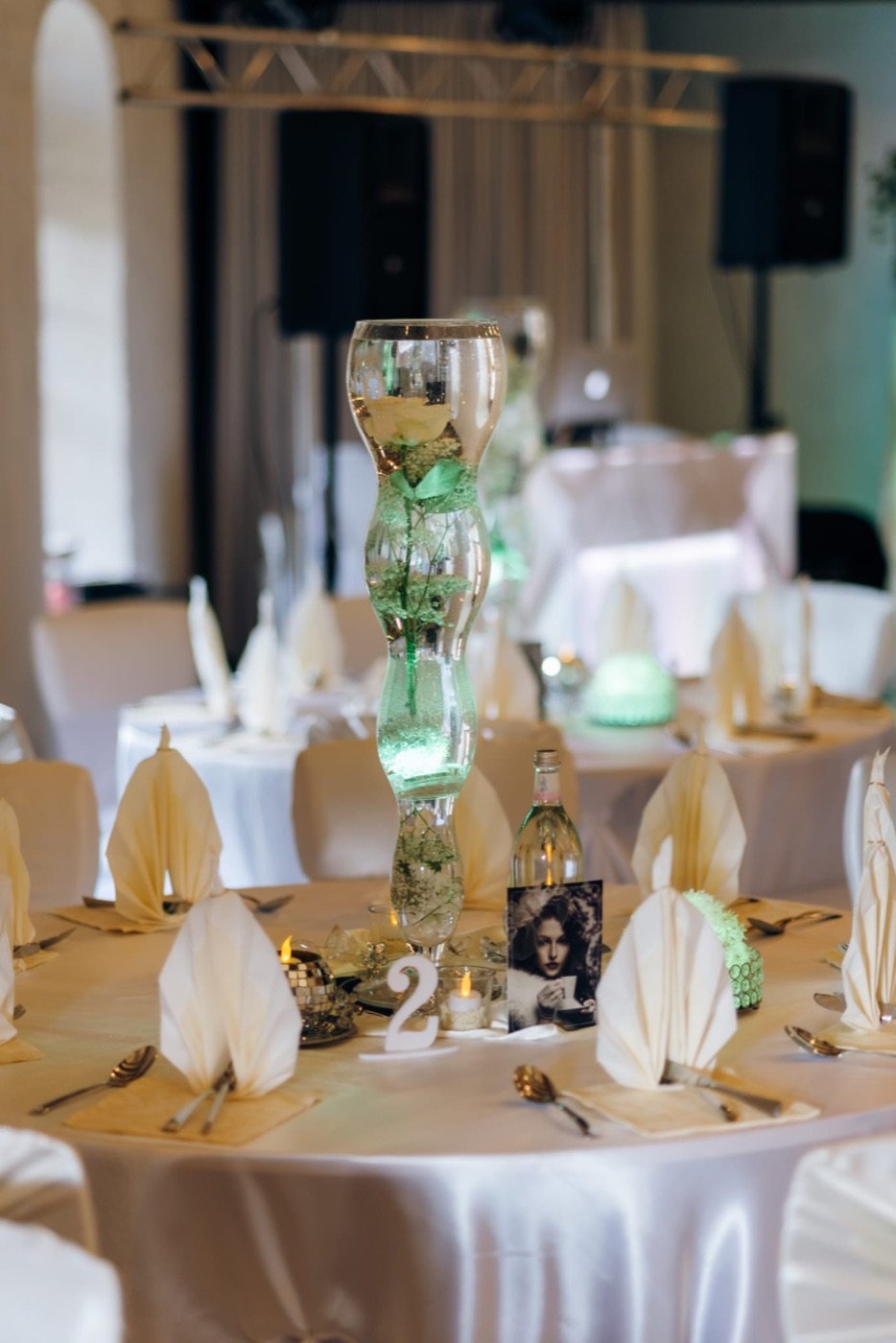 Hohe Sanduhr-Vase mit grüner Unterwasser-Dekoration