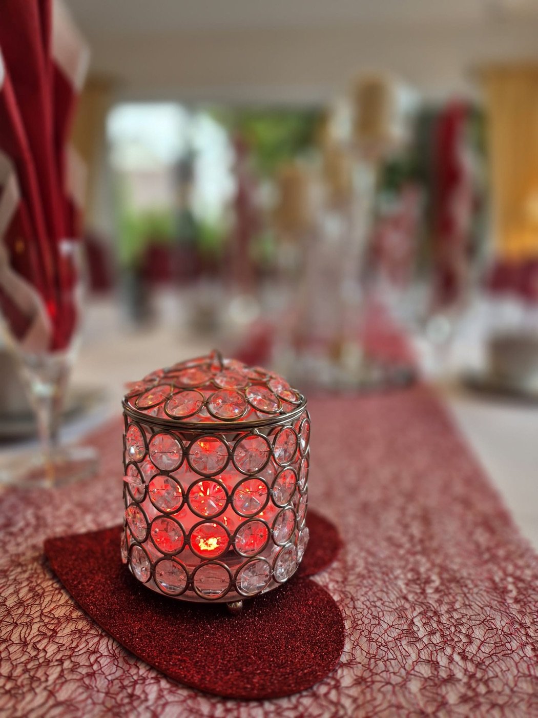Kristall-Windlicht mit warmem LED-Licht auf der Festtafel