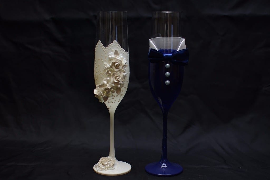 Brautgläser im Braut-und-Bräutigam-Design in Weiß und Dunkelblau