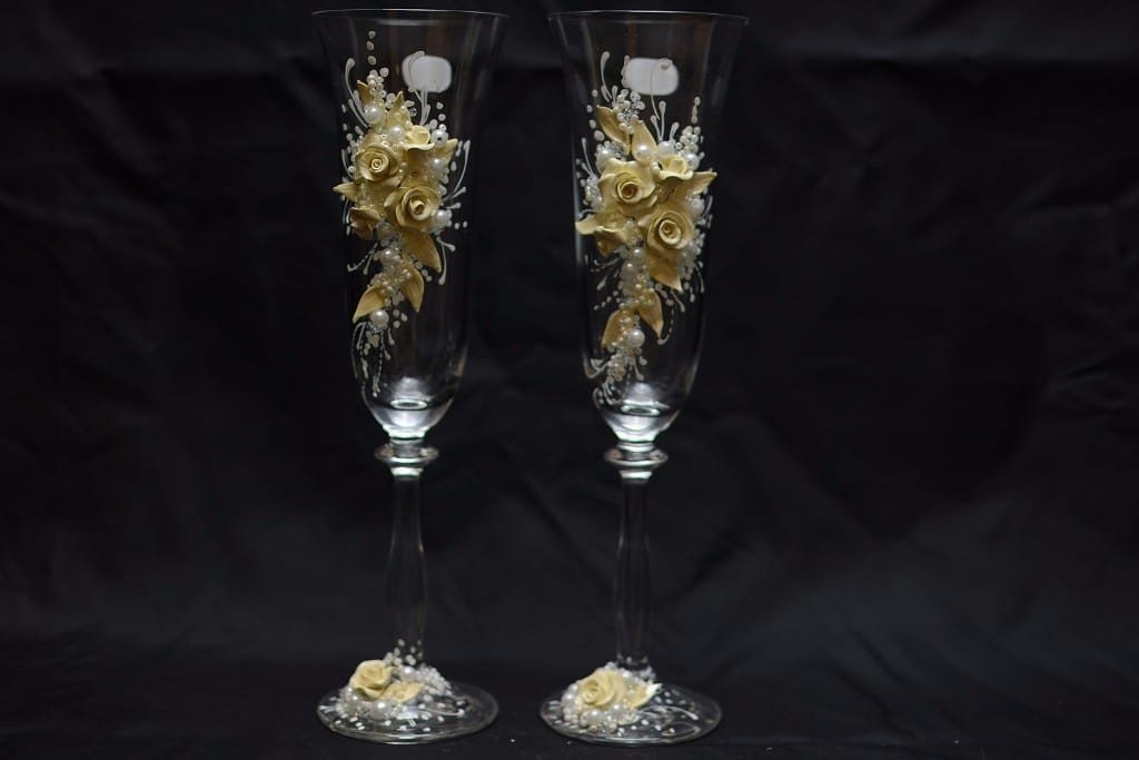 Sektgläser mit zarten Rosenranken in Creme