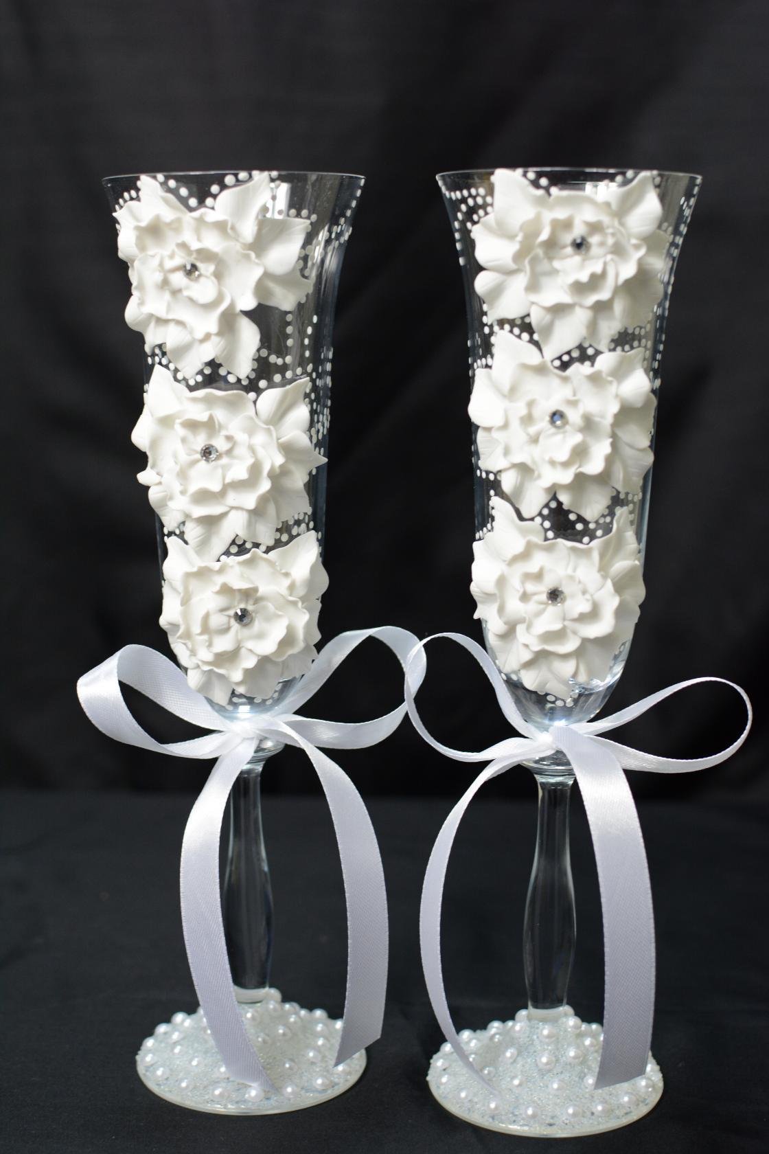 Handverzierte Brautgläser mit weißen Rosen, Perlen und Satin-Schleifen
