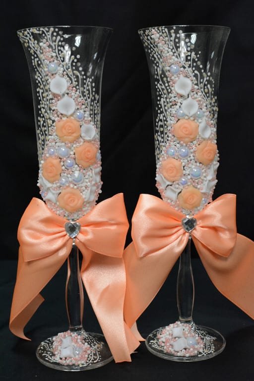 Brautgläser in Apricot mit Satin-Schleifen und Perlen