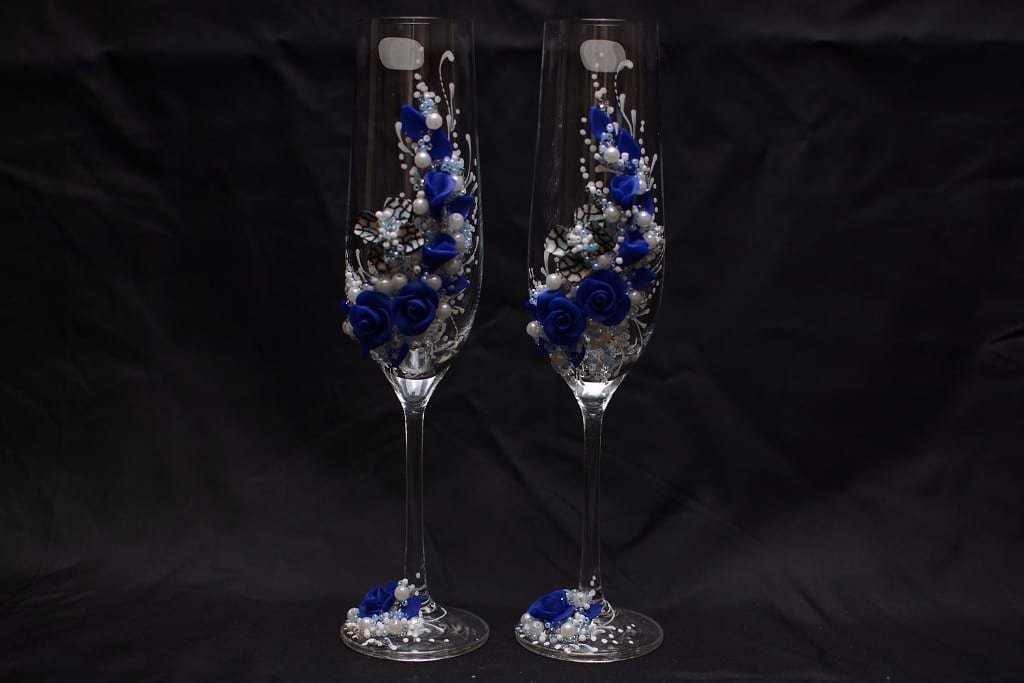 Brautgläser mit königsblauen Rosen und Strass-Verzierung