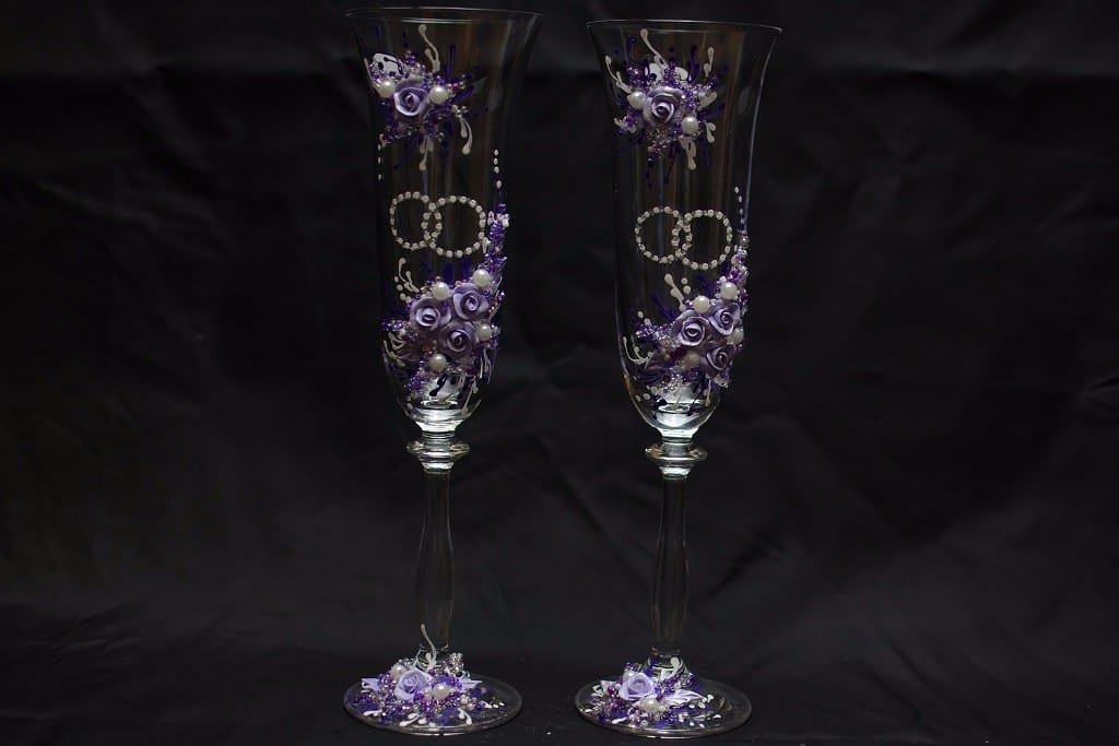 Sektgläser in Flieder mit Blüten und Ring-Motiv