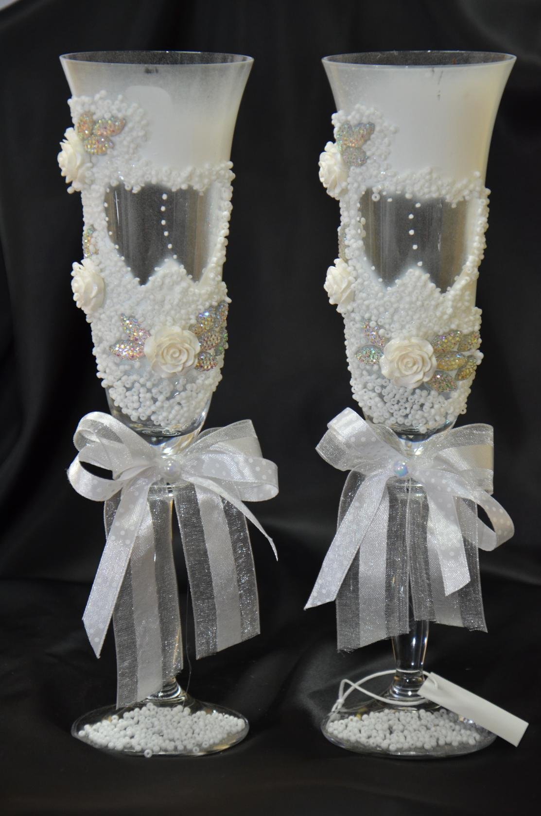 Brautgläser in Weiß mit Blüten, Spitze und Organza-Schleifen