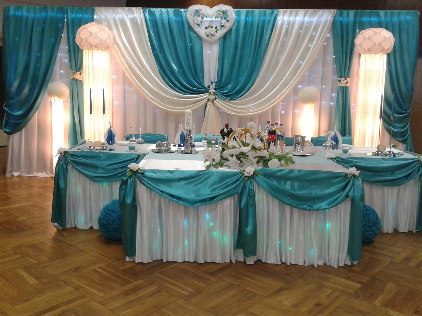 Brauttisch mit türkiser Drapierung, Lichtsäulen und Herz-Backdrop